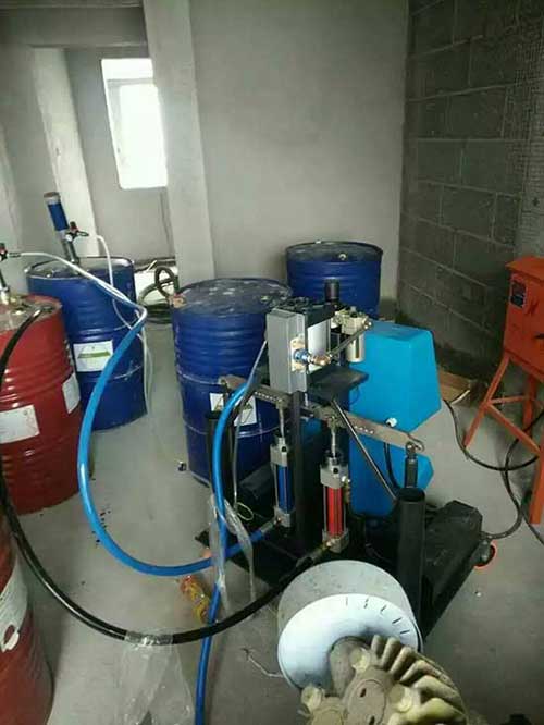 防腐用什么設備施工效率高質量好?(圖2) 聚脲防水噴涂施工